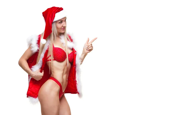 No Natal. Desporto, actividade. Muscular bela menina sexy vestindo roupas de Papai Noel isolado no branco — Fotografia de Stock