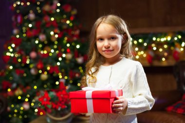 sihirli bir Noel hediyesi ile kız mutlu çocuk
