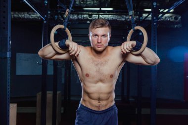 Yüzük Crossfit stil üzerinde egzersiz yaparak kas adam