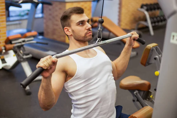 Muž s silový trénink v tělocvičně zařízení sportovního klubu — Stock fotografie