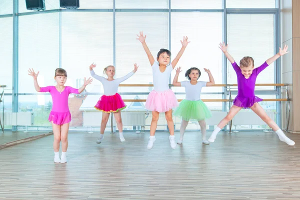 Barn dans i koreografi klass. glada barn som dansar på i hall, friska liv, barnen togethern danslektion kid — Stockfoto