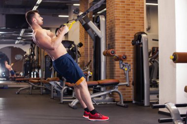 Crossfit Push Up Trx Fitness askıları spor salonları Studio ile çekici adam yok