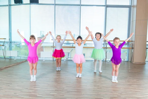 Koreografi sınıfta dans çocuk. mutlu çocuk üzerinde dans salonu, sağlıklı yaşam, çocuk togethern çocuk sınıf dans — Stok fotoğraf