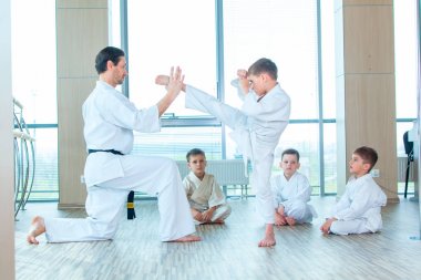 genç, güzel, başarılı çok etik çocuklar karate pozisyonda