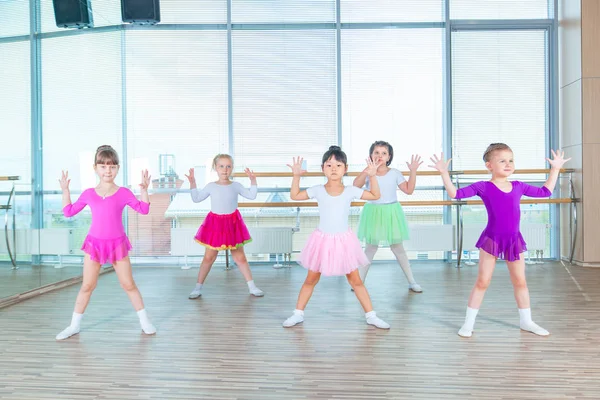 Koreografi sınıfta dans çocuk. mutlu çocuk üzerinde dans salonu, sağlıklı yaşam, çocuk togethern çocuk sınıf dans — Stok fotoğraf