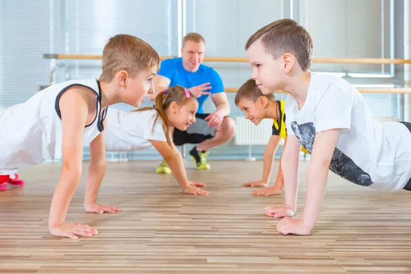 Dzieci na lekcji wychowania fizycznego w szkole siłownia gimnastyczki dziecko — Zdjęcie stockowe