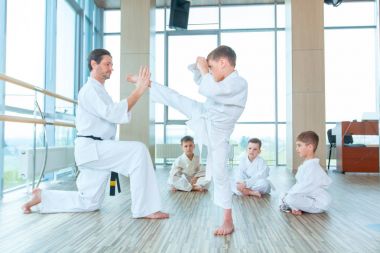 genç, güzel, başarılı çok etik çocuklar karate pozisyonda
