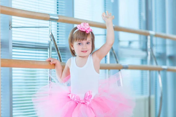 Pequeña bailarina en un tutú rosa. Adorable ballet clásico de danza infantil en un estudio blanco. Los niños bailan. Niños actuando. Joven bailarina talentosa en una clase. Niño de preescolar tomando clases de arte . —  Fotos de Stock