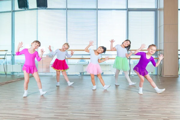 Niños bailando en clase de coreografía. niños felices bailando en el pasillo, la vida sana, los niños juntos bailan clase de niños —  Fotos de Stock