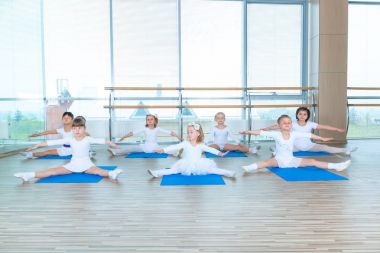 Jimnastik egzersizleri yapıyor veya egzersiz fitness sınıfta kız