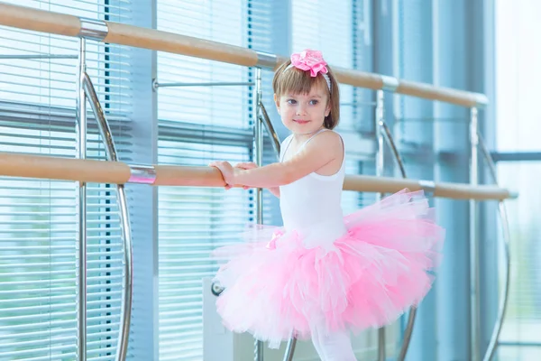 Pembe tutu, küçük balerin kız. Çok güzel çocuk beyaz bir stüdyoda klasik bale. Çocuk dans. Gerçekleştirme çocuklar. Genç dansçı bir sınıfta yetenekli. Okul öncesi çocuk sanat dersleri. — Stok fotoğraf