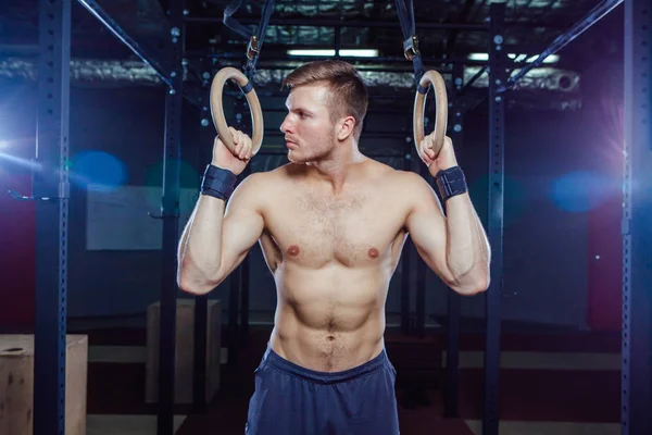 Muskularny facet robi ćwiczenia na pierścienie Cross sprawny styl — Zdjęcie stockowe