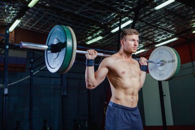 Kas fitness adam başını modern fitness merkezinde bir halter Deadlift için hazırlanıyor. Fonksiyonel eğitim. Egzersiz kapmak. Çapraz uygun stil, deadlift
