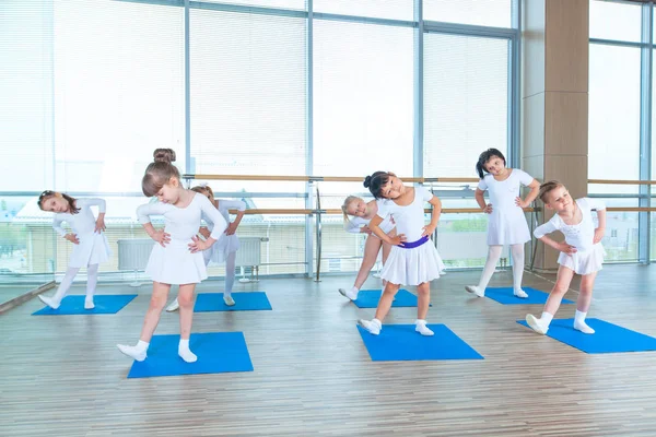 Flickor gör gymnastiska övningar eller träna i fitness klass — Stockfoto