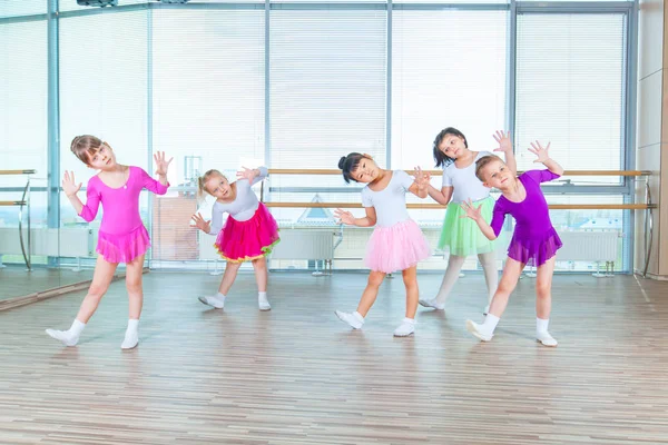 Niños bailando en clase de coreografía. niños felices bailando en el pasillo, la vida sana, los niños juntos bailan clase de niños —  Fotos de Stock