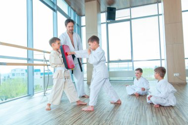 genç, güzel, başarılı çok etik çocuklar karate pozisyonda