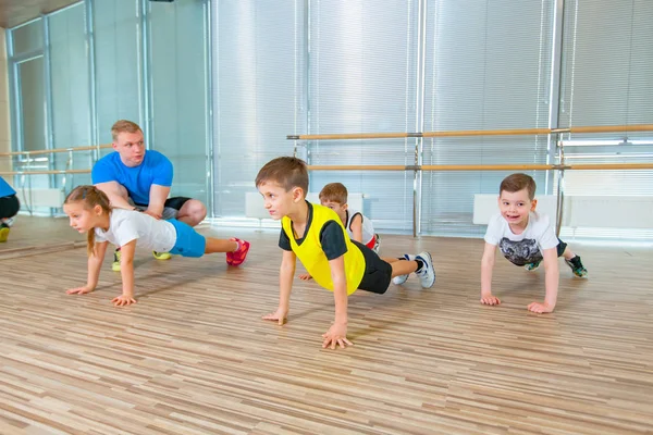 Los niños en la lección de educación física en la escuela gimnasta niño — Foto de Stock