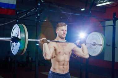 Kas fitness adam başını modern fitness merkezinde bir halter Deadlift için hazırlanıyor. Fonksiyonel eğitim. Egzersiz kapmak. Çapraz uygun stil, deadlift