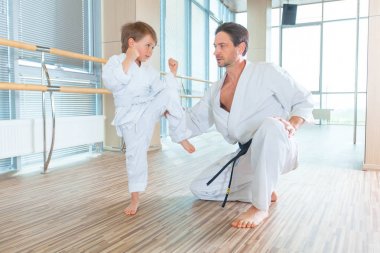 genç, güzel, başarılı çok etik çocuklar karate pozisyonda