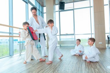 genç, güzel, başarılı çok etik çocuklar karate pozisyonda