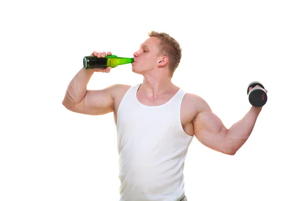 ビールの瓶でデブ男は、白で隔離ダンベルを保持しています。有害な食品と健康的なライフ スタイルの選択の概念。健康的な食事を台無しに太りすぎの人の肖像画。ジャンク — ストック写真