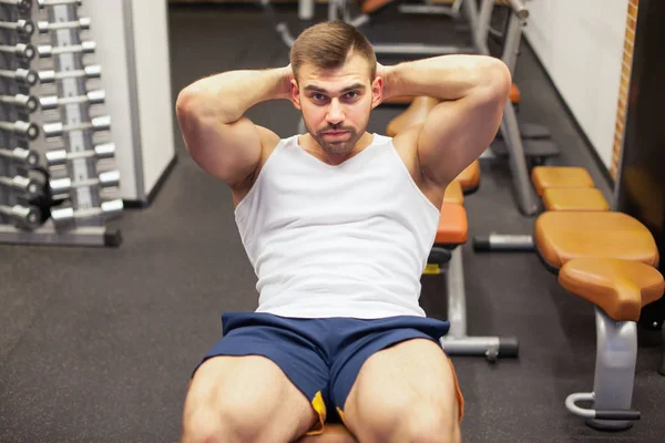 Deporte, fitness, musculación, estilo de vida y el concepto de las personas - joven haciendo ejercicios abdominales sit-up Banco de prensa en el gimnasio —  Fotos de Stock