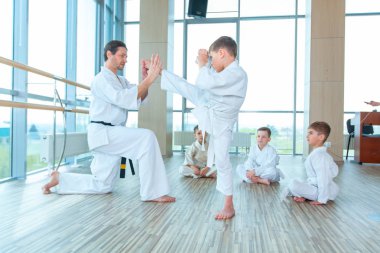 genç, güzel, başarılı çok etik çocuklar karate pozisyonda