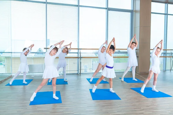 Filles faisant des exercices de gymnastique ou d'exercice en classe de conditionnement physique — Photo