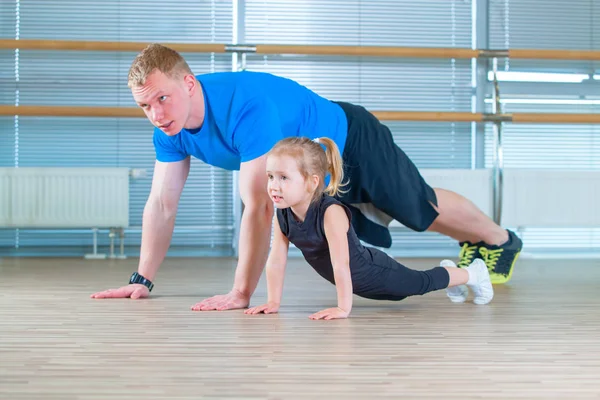 Grupp barn gör barn gymnastik i gymmet med lärare. Glada sportiga barn i gymmet. bar utöva. plankan. — Stockfoto