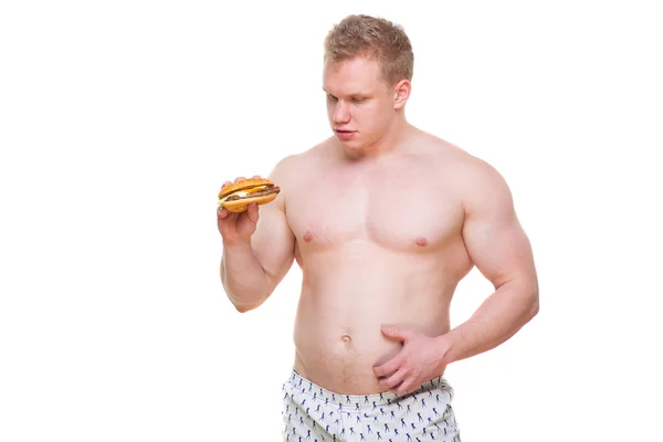 Hombre gordo con hamburguesa aislada La comida chatarra conduce a la obesidad. Disrupción del concepto de dieta. Él está tratando de seguir una dieta . — Foto de Stock