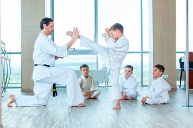 genç, güzel, başarılı çok etik çocuklar karate pozisyonda