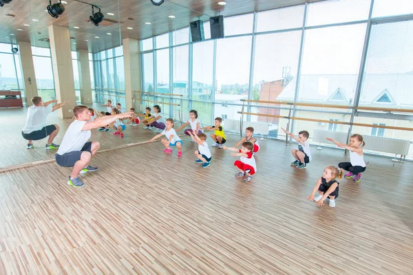 Barn på fysisk fostran lektion i skolan gym gymnast kid — Stockfoto