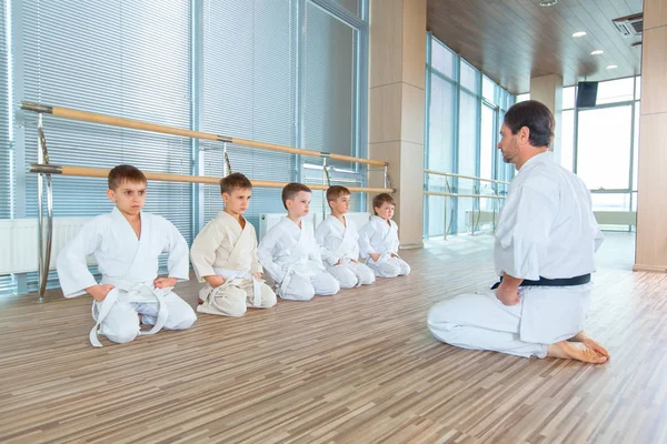 Junge, schöne, erfolgreiche multiethische Kinder in Karate-Stellung — Stockfoto