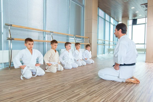 Unga, vackra, framgångsrika multi etiska barn i karate position — Stockfoto