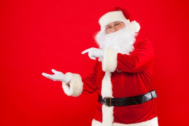 Noel Baba bir yer, kırmızı arka plan boş olarak işaretleme