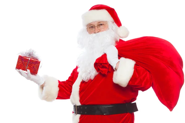 Santa Claus: Alegre con pequeña pila de regalos bolsa grande, aislado sobre fondo blanco Navidad . — Foto de Stock