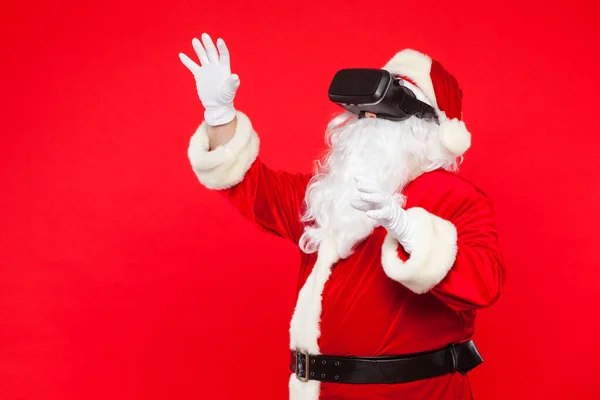 Babbo Natale indossa occhiali di realtà virtuale, su uno sfondo rosso. Natale! — Foto Stock
