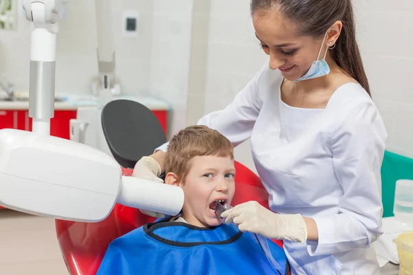 Radiografia del dentista. Un bambino con un dentista in uno studio dentistico . — Foto Stock