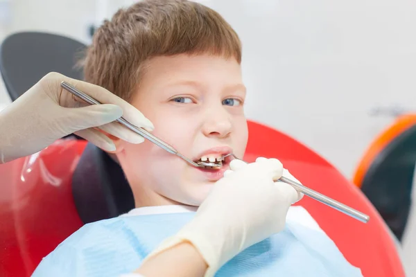 Дитина з дантистом в стоматологічному кабінеті . — стокове фото