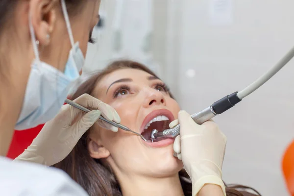 У стоматолога. Жінка-стоматолог в дії — стокове фото