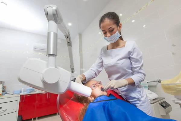 Radiografía de dentista. Un niño con un dentista en un consultorio dental . — Foto de Stock