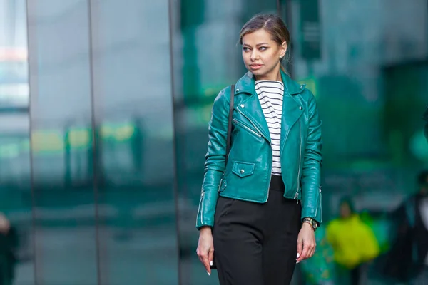 Buiten lifestyle modeportret van een prachtig brunette meisje. Wandelen op straat. Winkelen. Gekleed in een stijlvolle turquoise groene jas en zwarte broek. Zakelijke vrouw. — Stockfoto