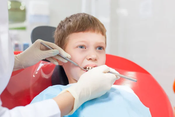 Ein Kind mit einem Zahnarzt in einer Zahnarztpraxis. — Stockfoto