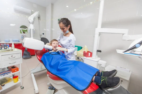 Raios-X do dentista. Uma criança com um dentista em um consultório odontológico . — Fotografia de Stock