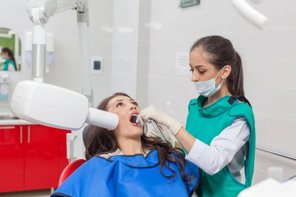 Zahnarzt röntgen. eine Frau lässt sich ihre Zähne röntgen — Stockfoto