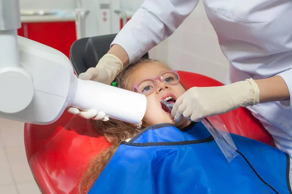 Dişçi röntgeni. Diş muayenehanesinde dişçisi olan bir çocuk.. — Stok fotoğraf