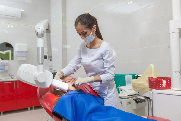 Zahnarzt röntgen. ein Kind mit einem Zahnarzt in einer Zahnarztpraxis. — Stockfoto