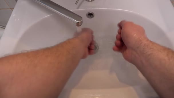 碎屑槽管。 一个人在水槽里洗手。 靠近点 表明一切都很好。 就像。 封锁被解除了. — 图库视频影像
