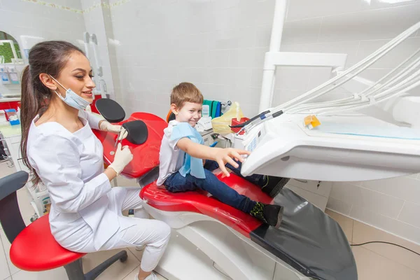 Uma criança com um dentista em um consultório odontológico . — Fotografia de Stock