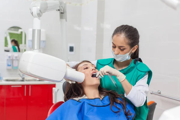 Zahnarzt röntgen. eine Frau lässt sich ihre Zähne röntgen — Stockfoto